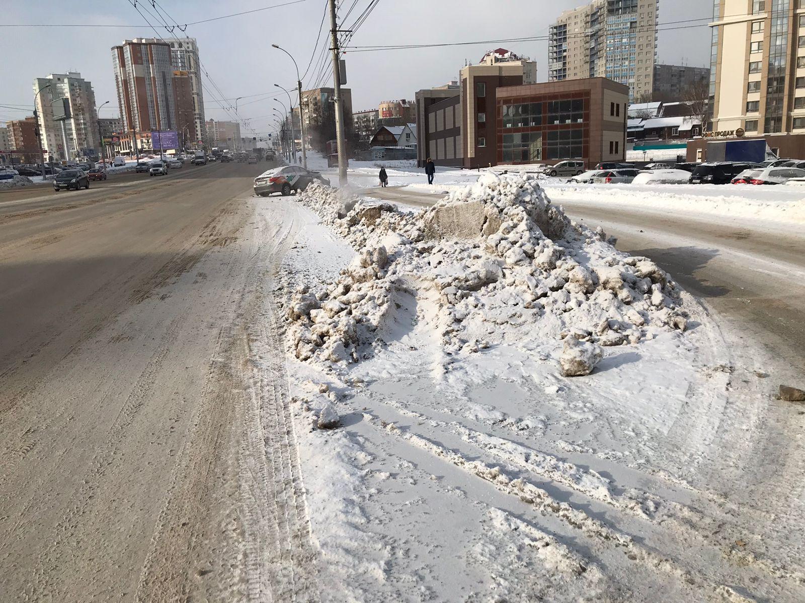 Фото «Пора Варламова вызывать!»: в Новосибирске на обочинах дорог выросли снежные кучи 2